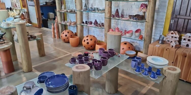 Escola ensina a fazer cerâmica em torno