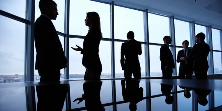 Quais os principais desafios na profissionalização da gestão em empresas familiares e como a governança pode contribuir para esse processo?