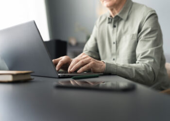 Trabalhadores 50+: os desafios de quem tem muito a entregar, mas ainda enfrenta barreiras