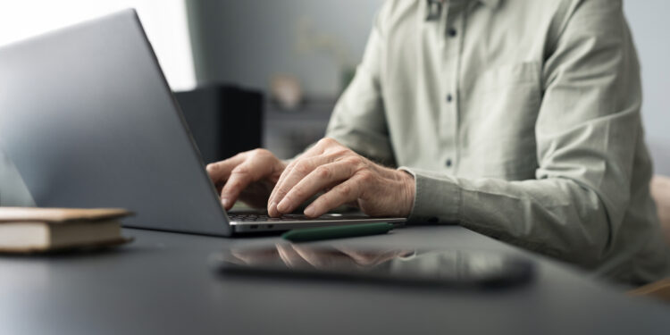 Trabalhadores 50+: os desafios de quem tem muito a entregar, mas ainda enfrenta barreiras