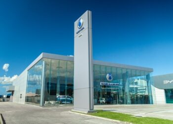 Saga Denza chega a Brasília com foco em carro elétrico premium