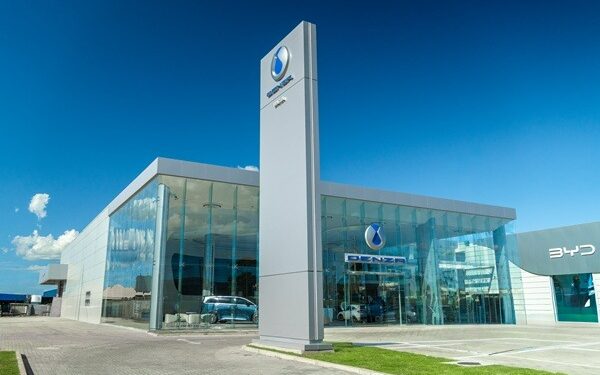Saga Denza chega a Brasília com foco em carro elétrico premium
