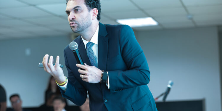 Em evento na Fieg, Felipe Nunes aponta que “novo Brasil” decidirá as eleições de 2026