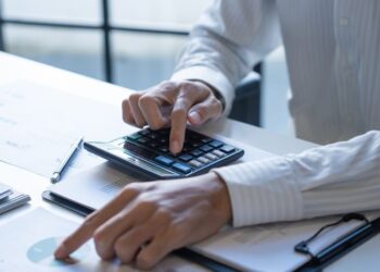 Simples: ficar como está ou calcular o imposto “por fora”?
