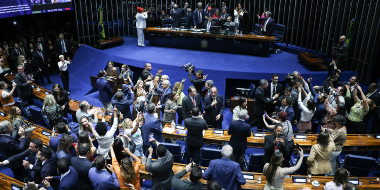 Fim da escala 6×1 deve elevar custos, alertam entidades de diferentes setores